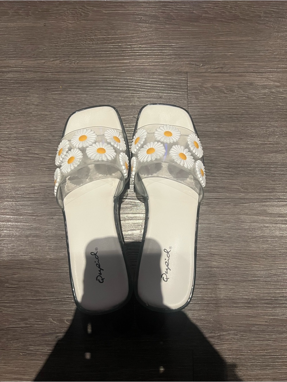 White daisy sandal with heel barely